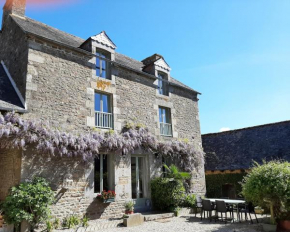 Dinan - Le Puits - house in beautiful grounds with shared pool